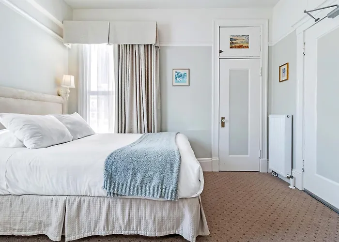 Cornell Hotel De France
